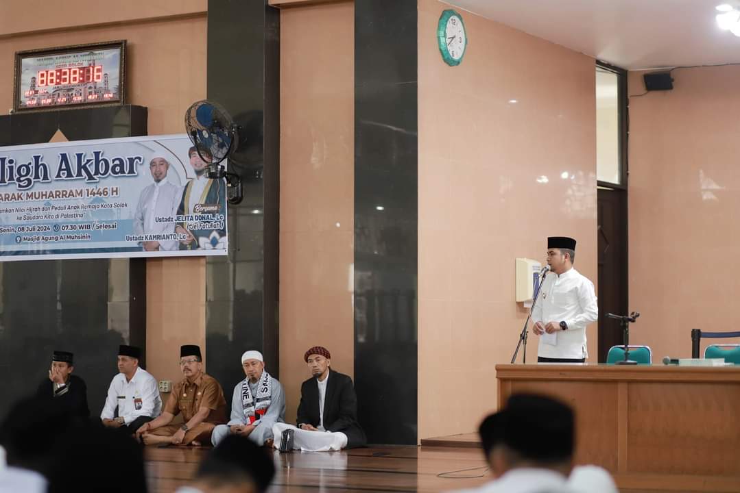 Pembukaan Tablig Akbar meriahkan tahun baru Islam 1446 H dilakukan Wakil Wali Kota Solok Ramadhani Kirana Putra, Senin (08/06/24). 